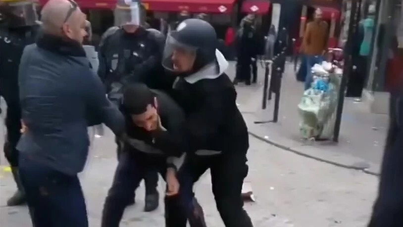 Sicherheitsmann Benalla (rechte Mitte, mit Helm) während der 1.-Mai-Demonstration in Paris.