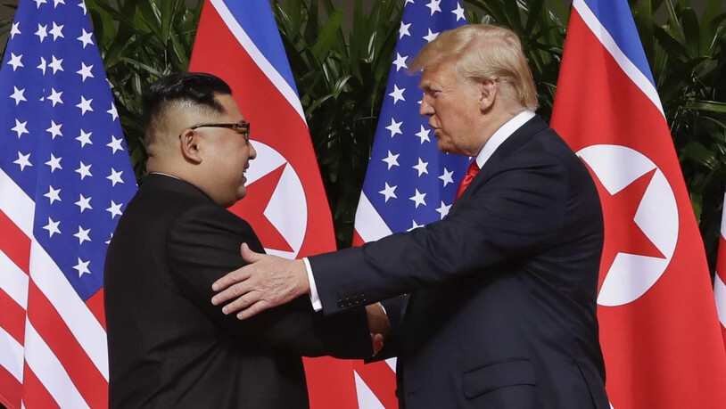 Nordkoreas Machthaber Kim Jong Un (links) scheint seine Versprechen gegenüber US-Präsidenten Donald Trump (rechts) einzulösen und sein Raketenprogramm abzubauen. (Archivbild)