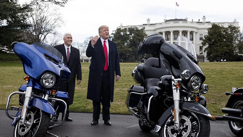 Da war die Welt noch in Ordnung. US-Präsident Donald Trup und sein Vize Mike Pence treffen Vertreter von Harley-Davidson. (Archivbild)