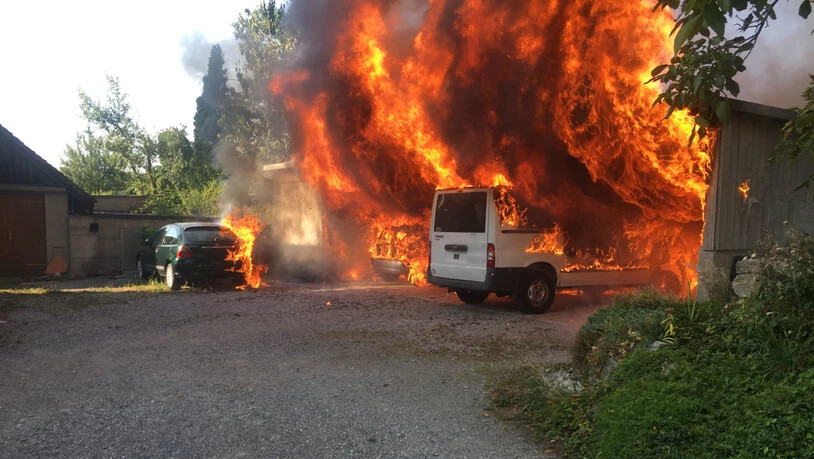 Beim Brand eines Fahrzeugunterstands in Schongau wurden zwei Autos, ein Lieferwagen und ein Motorrad komplett zerstört. Verletzt wurde aber niemand.