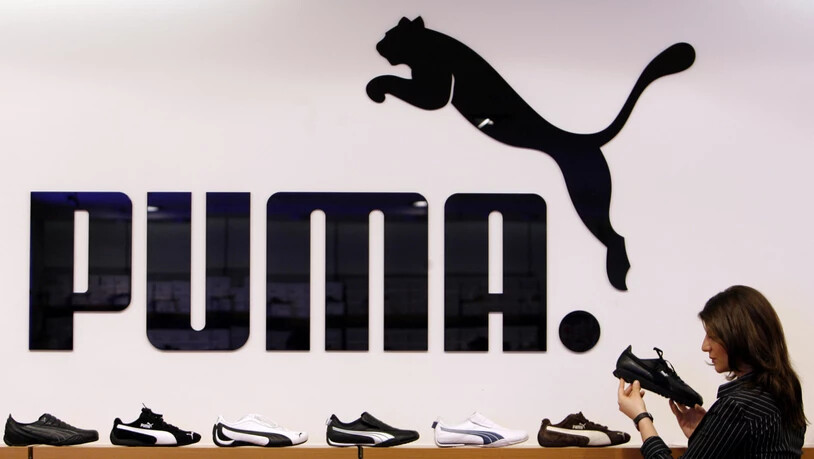 Der Sporartikelhersteller Puma passt die Umsatzprognose für 2018 an.