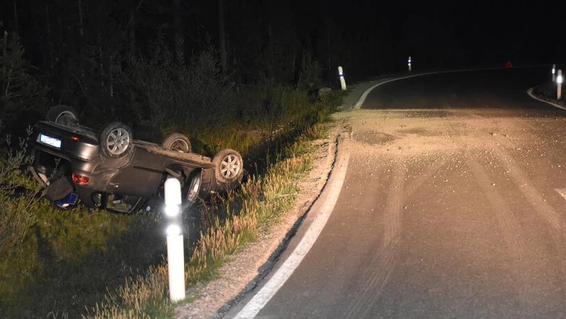 Mitten in der Nacht ist ein Autofahrer in der Nähe von Tschierv mit seinem Wagen aus einer Kurve geschleudert. 
