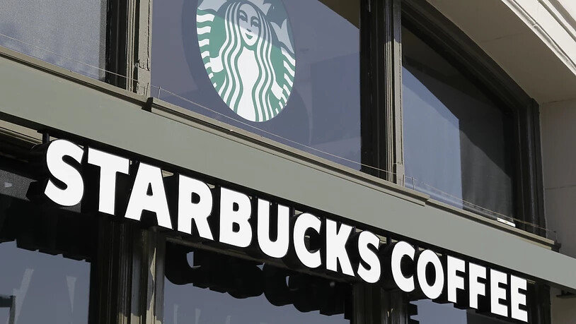 Die weltgrösste Kaffeehauskette Starbucks hat im abgelaufenen Geschäftsquartal aus eigener Kraft bei den Einnahmen kaum zugelegt. (Archivbild)