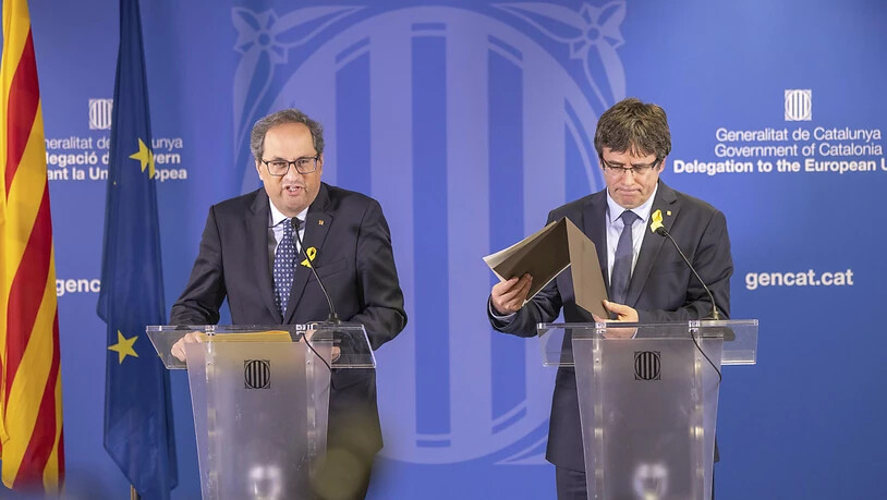 Durchhaltewillen bekräftigt: Carles Puigdemont (rechts) und der katalanische Regionalpräsident vor den Medien in Brüssel.