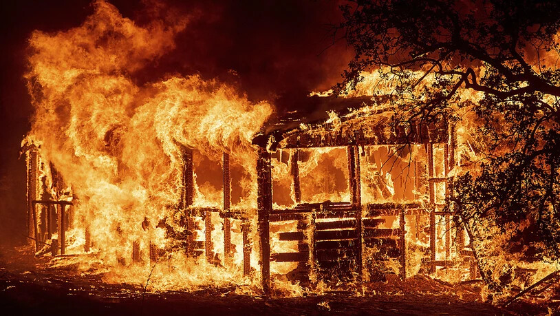 Verheerende Waldbrände suchen Kalifornien heim: Brennender Bau bei Redding.