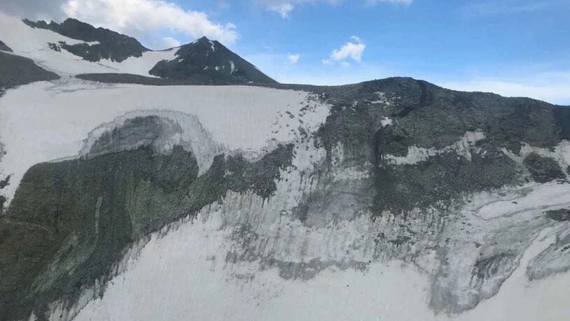 Absturzgebiet auf über 3000 Metern: Das Kleinflugzeug mit Pilot und drei Passagieren stürzte am Freitag auf den Mont-Durand-Gletscher ab.