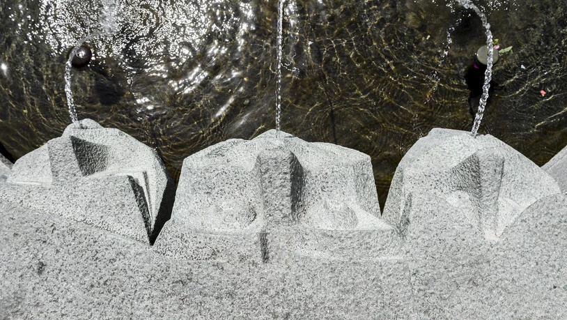 Die Gemeinde Glarus Süd stellt diverse Laufbrunnen ab. Im Bild: Brunnen aus Andeerer Gneis-Gestein auf dem Churer Arcas.