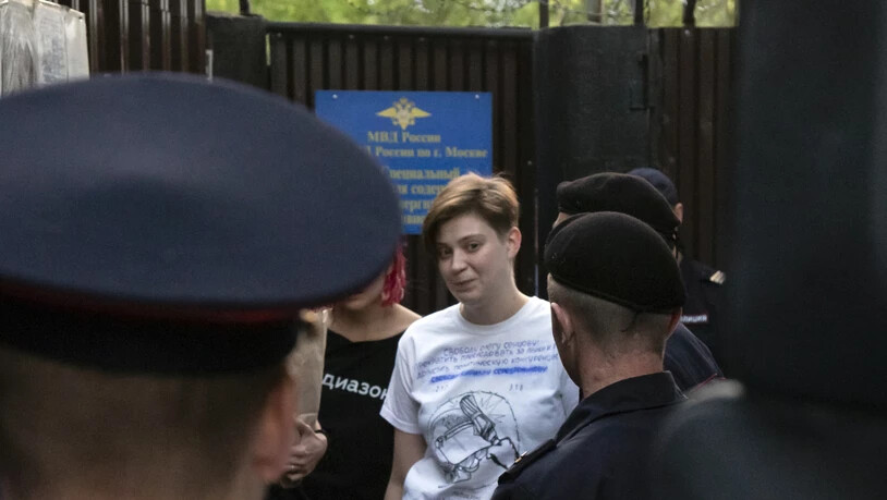 Olga Pakhtusova, Mitglied der russischen Punkband Pussy Riot beim Verlassen des Gefängnisses in Moskau.