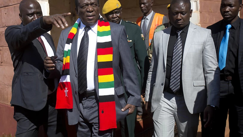 Simbabwes Präsident Emmerson Mnangagwa nach der Stimmabgabe - seine Partei hat sich nach offiziellen Angaben die Mehrheit im Parlament gesichert.