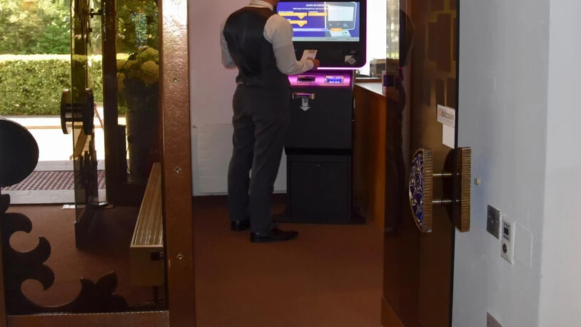 Der Bitcoin-Automat steht im alten Kassenraum des Hotels. 