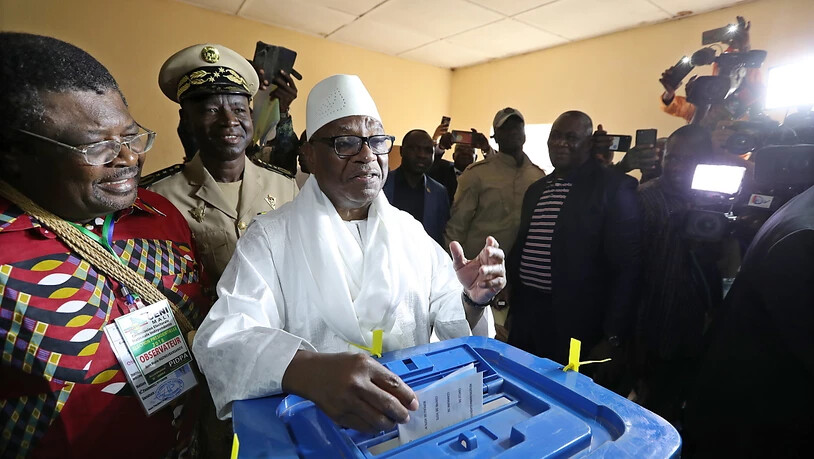 Bei der Präsidentschaftswahl in Mali treffen Amtsinhaber Ibrahim Boubacar Keita (Bildmitte) und Oppositionschef Soumaila Cissé in einer Stichwahl aufeinander.