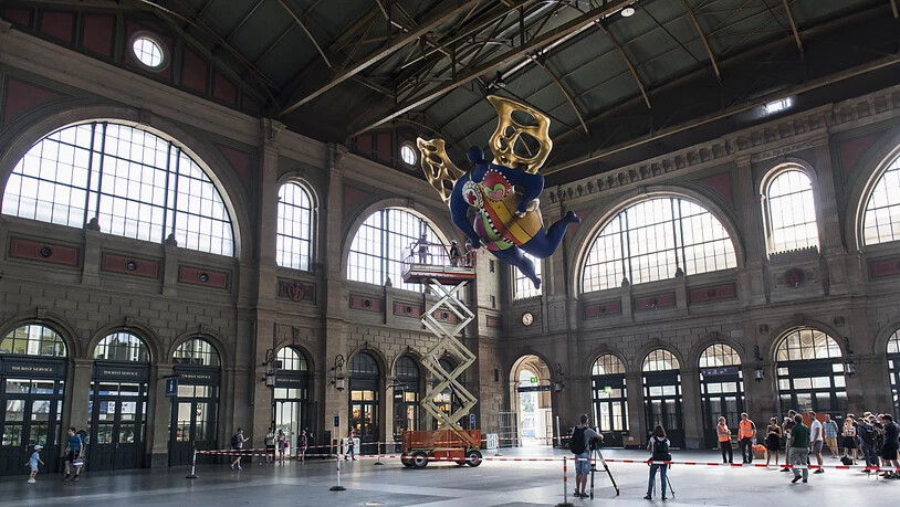 Der Schutzengel von Niki de Saint Phalle im Zürcher Hauptbahnhof wird gründlich gereinigt.