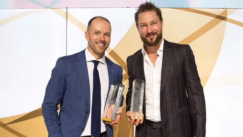 SCB-Stürmer Andrew Ebbett (links) und ZSC-Verteidiger Kevin Klein (rechts) werden an den Swiss Ice Hockey Awards in Bern als MVPs der Saison 2017/18 geehrt