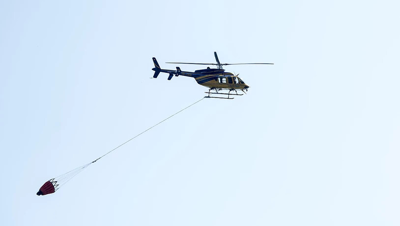 Lösch-Helikopter beim Rettungseinsatz in Hergiswil.