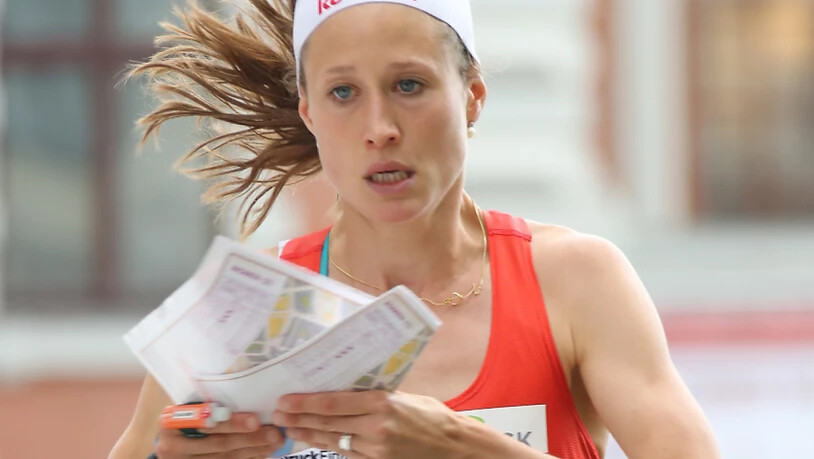 Judith Wyder, die schon am Samstag im Einzel eine Medaille holte, rettet mit Abschnitts-Bestzeit der Schweiz die Silbermedaille in der Sprint-Staffel