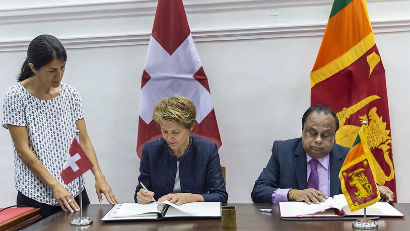 Bundesrätin Simonetta Sommaruga (Mitte) und der Innenminister von Sri Lanka,  Seneviratne Bandara Nawinne (rechts), unterzeichnen das Memorandum of Understanding über eine Migrationspartnerschaft in Colombo.