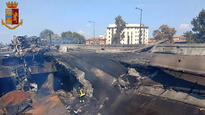 Nach der Explosion des Lastwagens und den Folgefeuern: Eingestürzte Fahrbahn der Autobahn bei Bologna.