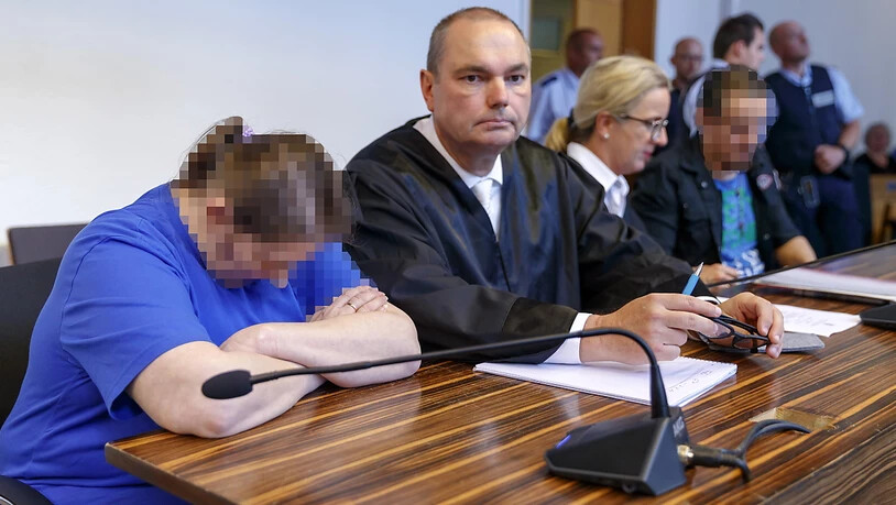 Die Mutter des missbrauchten Kindes (links) und ihr Lebenspartner warten mit ihren Anwälten auf die Urteile.