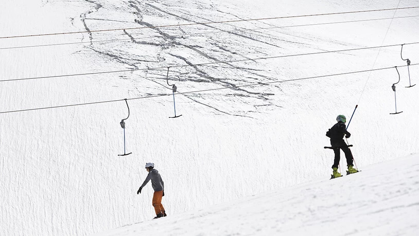 Auf über 3400 Metern lädt der Theodul-Gletscher in Zermatt VS auch mitten im Sommer zum Skifahren und Snowboarden ein. Auch die Sommerskisportdestination Saas Fee berichtet über regen Zulauf. (Archivbild)