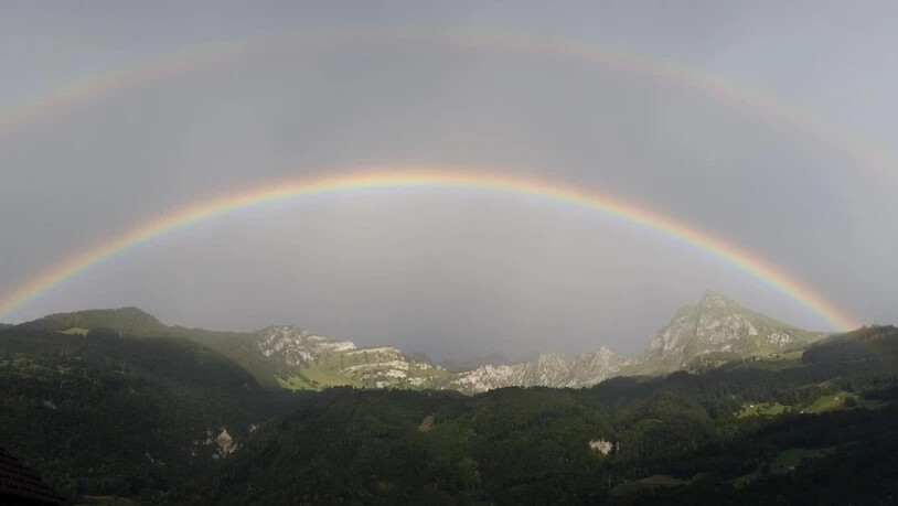 Regenbogen mit dem Fronalpstock-Panorama.