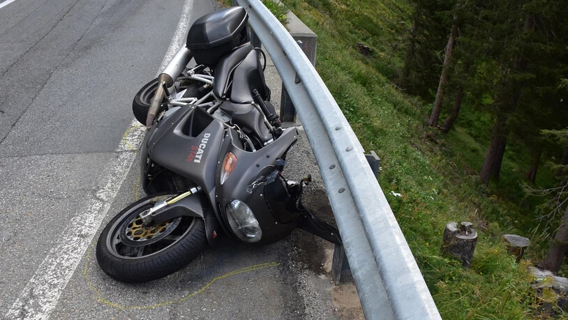 Bei einem Selbstunfall in Sfazù wurde ein Töfffahrer 20 Meter neben die Strasse geschleudert.