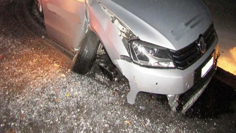 Der Fahrer des Autos stieg unverletzt aus seinem total beschädigten Wagen aus.