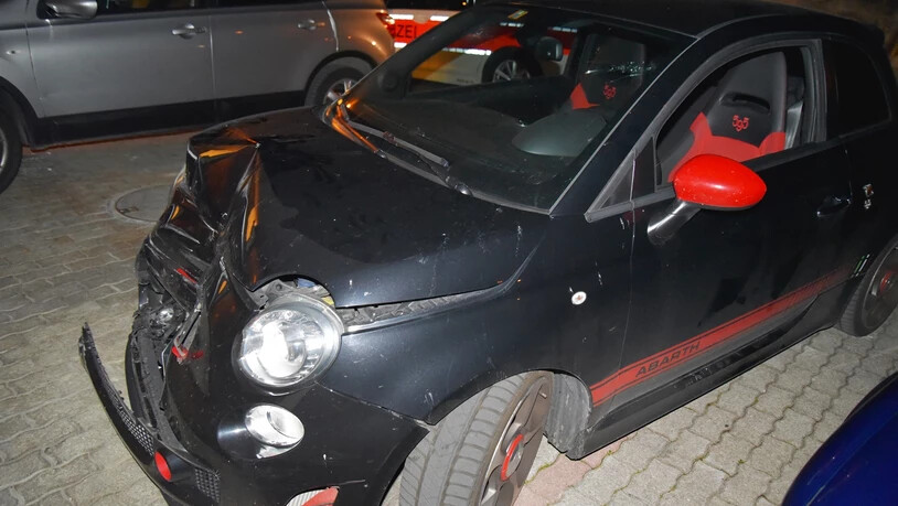 Nach einem Unfall flüchtete der Lenker dieses Wagens in Arosa.