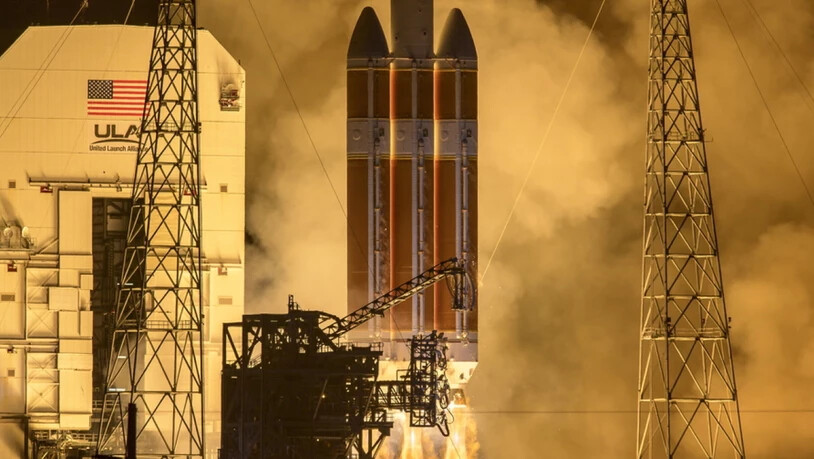 Mit einen Tag Verspätung hat die US-Raumfahrtbehörde Nasa erstmals eine Sonde gestartet, die in die Sonnenatmosphäre hineinfliegen soll. Die "Parker Solar Probe" hob am Sonntag an Bord einer "Delta IV Heavy"-Rakete vom Weltraumbahnhof Cape Canaveral in…