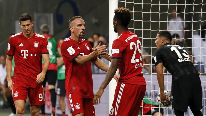 Bayern München freut sich über den ersten Titelgewinn der neuen Saison, links der dreifache Torschütze Robert Lewandowski