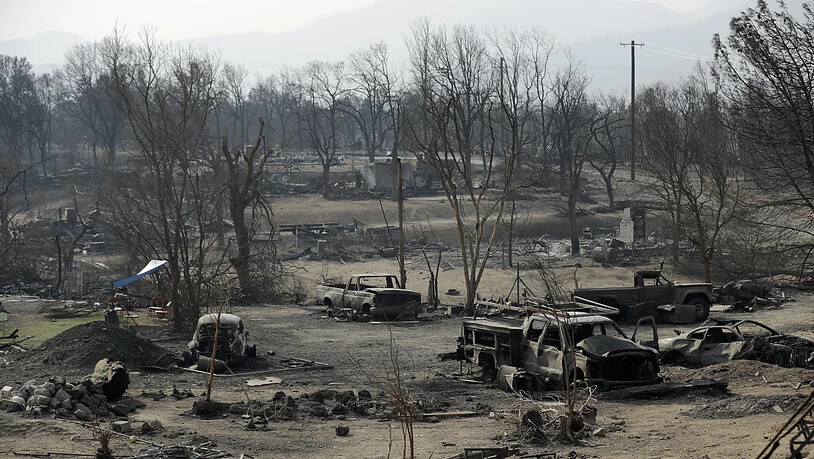 Bild der Zerstörung: In Kalifornien kämpfen Sicherheitskräfte auch am Sonntag (Ortszeit) gegen zahlreiche Waldbrände.