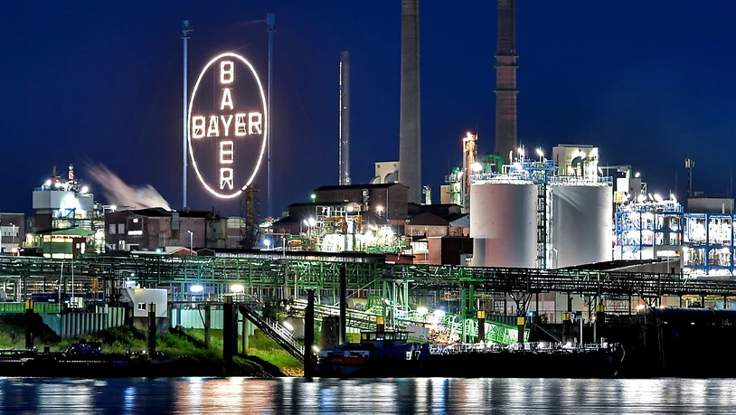 Die Aktien des deutschen Pharmariesen Bayer sind wegen des Glyphosat-Urteils in den USA stark unter Druck. (Archivbild)