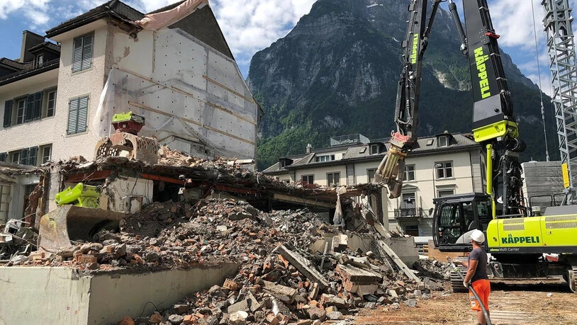 Abbruch: Das alte Gebäude der Glarner Regionalbank in Glarus muss einem Neubau weichen. 