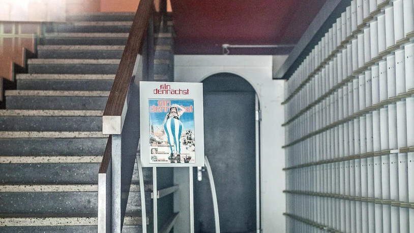 Diese Filmhefte im Foyer des Kinos Glarus warten seit zehn Jahren auf Leser. 