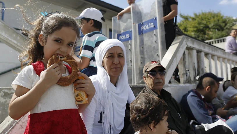 Aufgrund der Lira-Krise steigt der Sesam-Preis: ein türkisches Mädchen isst einen unter dem Namen Simit bekannten Sesam-Kringel.