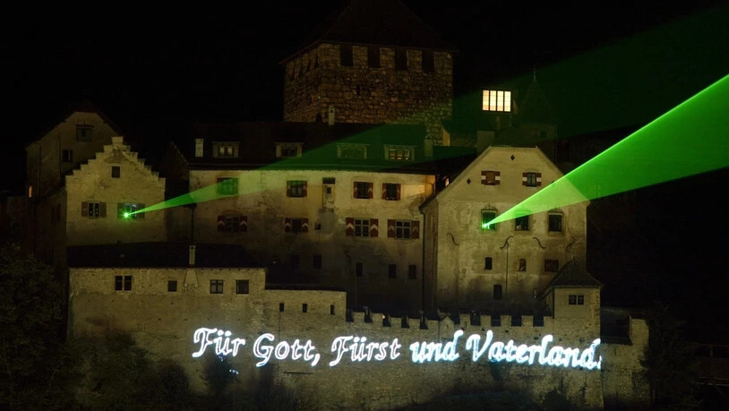Schon im Hitzesommer 2003 war auf ein Feuerwerk verzichtet worden. Besucherinnen und Besucher konnten am Liechtensteiner Staatsfeiertag eine Lasershow verfolgen (Archivbild).