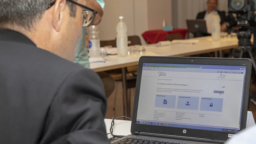 Der baselstädtische Gesundheitsdirektor Lukas Engelberger präsentierte das neue elektronische Patientendossier EPD, das sein Kanton am Mittwoch scharf stellte, gleich mit seinem eigenen e-Dossier vor den Medien.