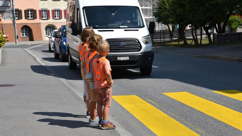 «Halten Sie Ihr Fahrzeug immer vollständig an» - die Kantonspolizei Graubünden zum Schulanfang am Montag.