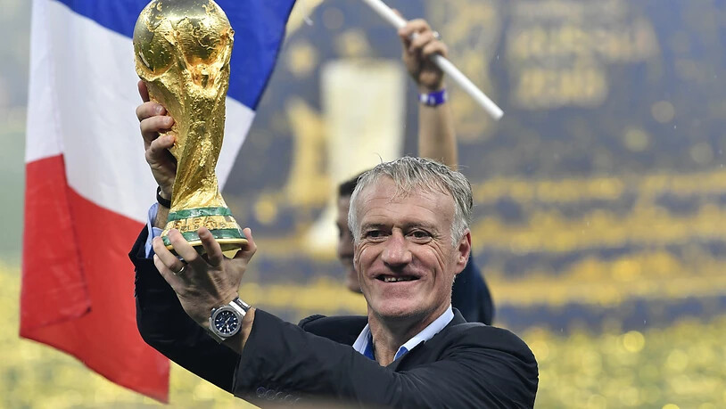Didier Deschamps: Frankreichs Weltmeister-Coach stemmt den Pokal.