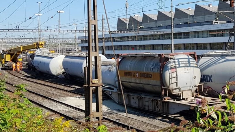 Sechs mit Zement beladene Silowagen sprangen in der Nacht auf Donnerstag im Rangierbahnhof Basel aus den Schienen.