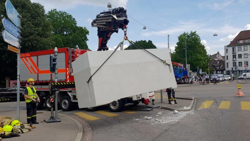 Mit einem Kranwagen hat die Feuerwehr das rund 3,2 Tonnen schwere Betonelement geborgen, das in Basel von einem Lastwagen gefallen war.