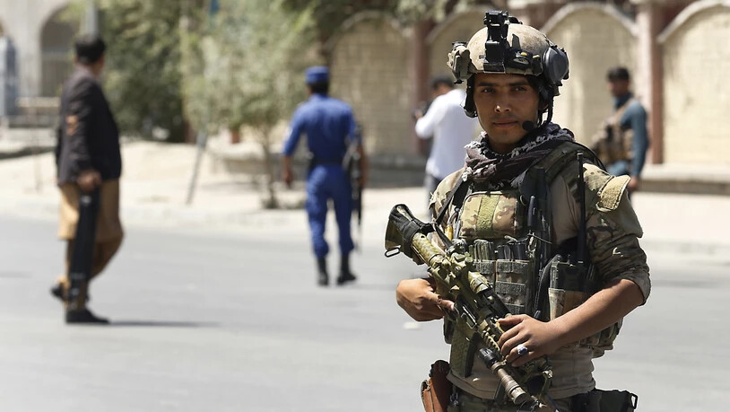 Ein Mitglied eines Spezialeinsatzkommandos sichert die Gegend nahe dem Präsidentenpalast in Kabul, wo es zu Raketenangriffen kam.