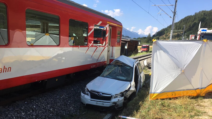 Der Lokführer der Matterhorn-Gotthard Bahn konnte die Kollision mit dem Personenwagen trotz Warnsignalen und Notbremsung nicht mehr verhindern. Das Auto wurde vom Zug erfasst und in den Bahngraben geschleudert.