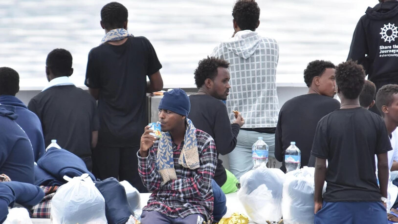 Tagelang auf hoher See: Die geretteten Flüchtlinge dürfen das im Hafen von Catania angelegte Schiff nicht verlassen.