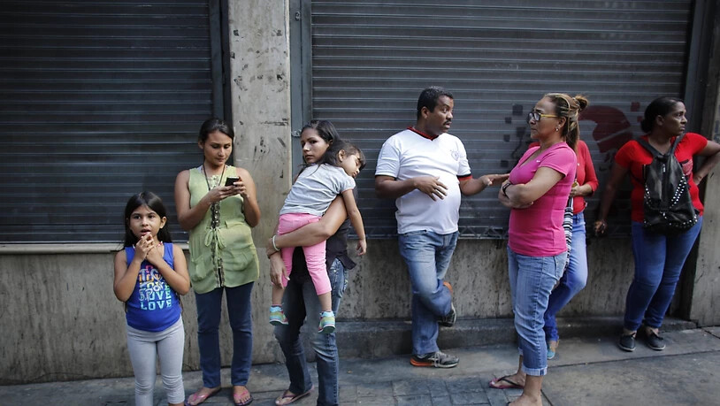 Ein schweres Erdbeben hat am Dienstag den Nordosten Venezuelas erschüttert - selbst in der Hauptstadt Caracas rannten die Menschen auf die Strasse und warteten auf eine Beruhigung der Situation.