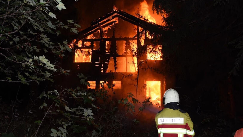 Die Feuerwehren konnten das Haus nicht retten, jedoch das Übergreifen auf Bäume des umliegenden Waldes.