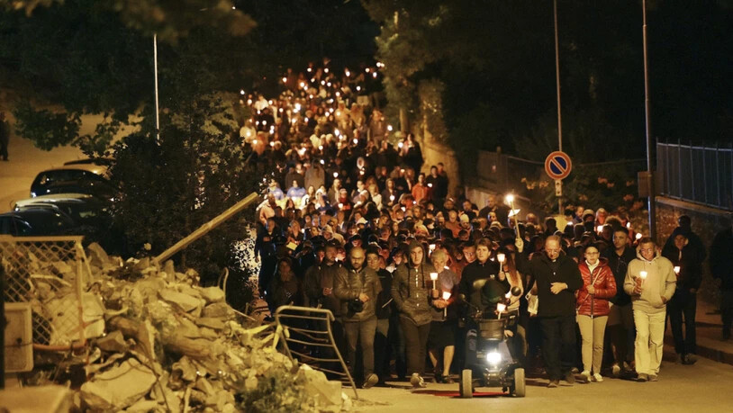 Der Fackelzug in Amatrice in der Nacht auf Freitag zum Gedenken der Erdbebenkatastrophe vor zwei Jahren.