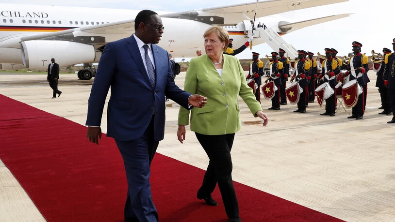 Die deutsche Kanzlerin Angela Merkel (rechts) hier zusammen mit Senegals Präsident  Macky Sall (links) wurde bei ihrem Staatsbesuch in Senegal mit militärischen Ehren und deutschen Schlagern empfangen.
