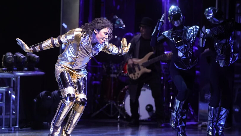Musicaldarsteller Dantanio Goodman mimt auf der Bühne den erwachsenen Michael Jackson. (Archivbild)