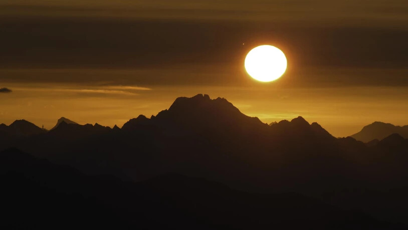 Es ist die Sonne, die in wenigen Minuten blutrot hinter dem Oberalpstock versinken wird. Aufgenommen wurde das Bild kurz nach acht Uhr auf dem Gipfel des Piz Beverin.
