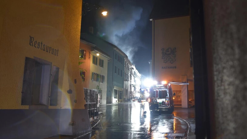 Bei einem Brand in Thusis standen 60 Feuerwehrleute im Einsatz.
